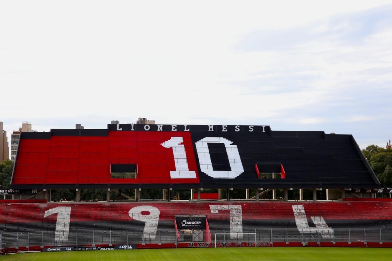 开云体育入口-纽维尔老男孩致敬梅西引发争议！名宿：梅西为纽维尔做过什么？