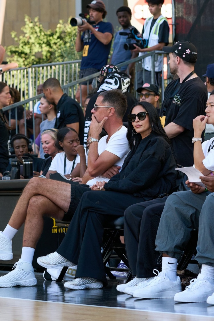 瓦妮莎亲穿Kobe 3 Protro钻石版定制鞋款 缀满5575粒施华洛世奇水晶