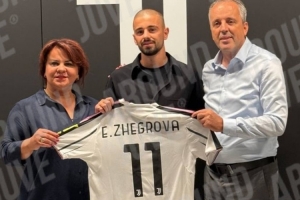 开云体育网址-尤文新援26岁边锋哲格罗瓦签约照流出，手持11号球衣