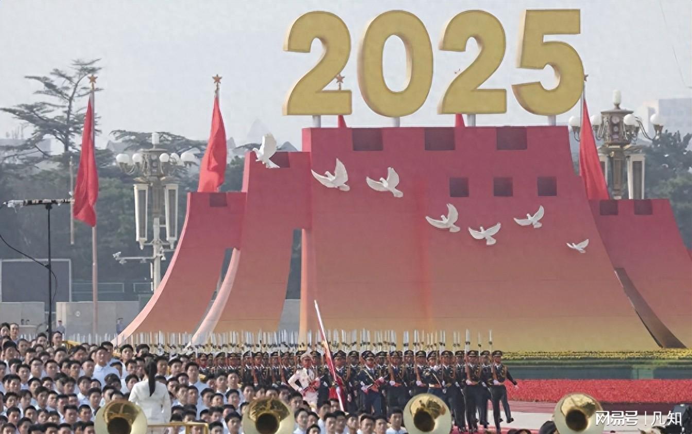 开云体育官网-被央视怒批、脑袋空空，德不配位，难怪阅兵从不邀请“流量”明星